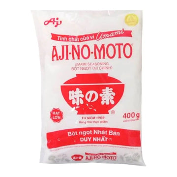 Ajinomoto MSG krydderi 400 g – Rød og hvid pose med thailandsk og japansk tekst samt et tydeligt rødt emblem.