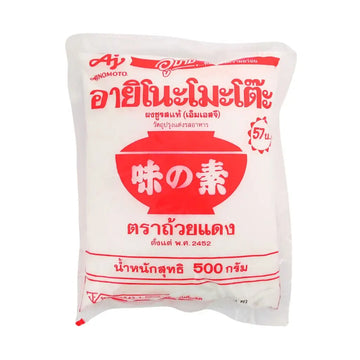 Ajinomoto MSG krydderi 500 g – Rød og hvid pose med thailandsk og japansk tekst, tydelig Ajinomoto-branding og et rødt emblem.