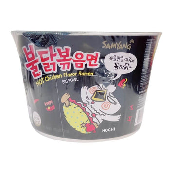 Koreanske instant nudler med hot chicken smag i en stor skål